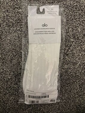 ALO Yoga White Unisex Scrunch Socks